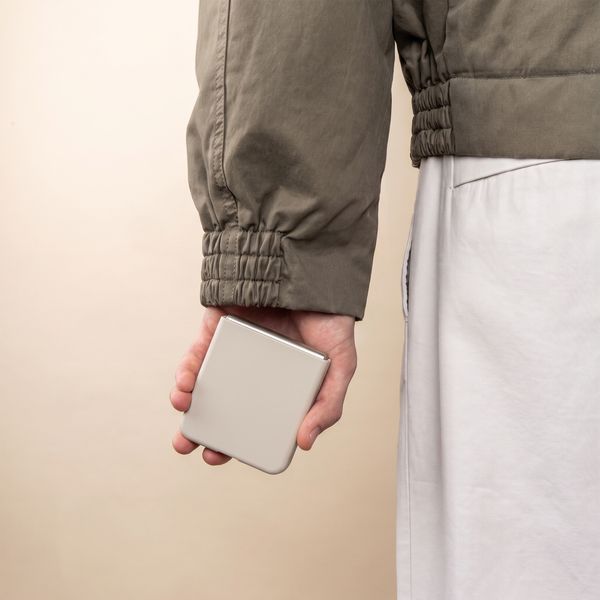 Accezz Liquid Silikoncase mit MagSafe Samsung Galaxy Z Flip 8 - Stone