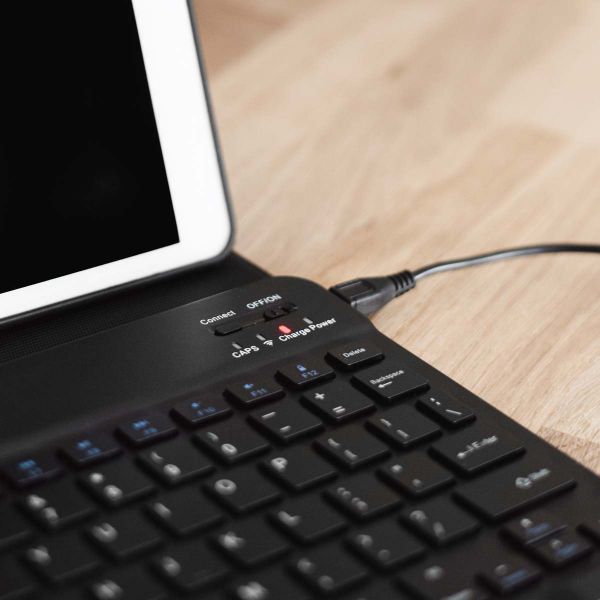 Accezz QWERTZ ﻿Bluetooth Keyboard Klapphülle für das iPad Air 13 Zoll (2025) M3 / (2024) M2 - Schwarz