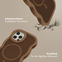 Selencia Wavy Backcover mit MagSafe Apple iPhone 12 (Pro) - Mocha Brown