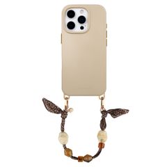 Selencia Rivièra MagSafe Backcover mit abnehmbaren Haken für das Apple iPhone 16 Pro - Milky Latte + Satin Stone Handykette - Brown