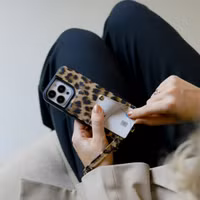 Selencia Nova HandyHülle mit Kordel und Kartenhalter Samsung Galaxy S24 - Leopard