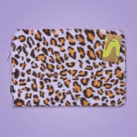 imoshion Fluffy Laptop Hülle 15-16 Zoll - Laptop Sleeve - Leopard Lilac
