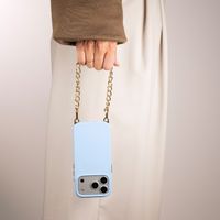 Selencia Rivièra MagSafe Backcover mit abnehmbaren Haken für das Apple iPhone 16 Pro - Powder Blue + Bold Chain Handykette - Gold