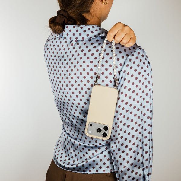 Selencia Rivièra MagSafe Backcover mit abnehmbaren Haken für das Apple iPhone 17 Pro - Milky Latte + Lova Handykette - Mocha Brown