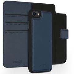 Accezz Premium Leather 2 in 1 Klapphülle für das iPhone SE (2022 / 2020) / 8 / 7 / 6(s) - Dunkelblau