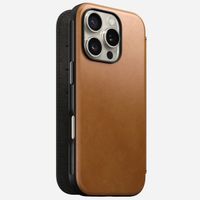 Nomad Modern Leather Folio Klapphülle für das iPhone 16 Pro - English Tan