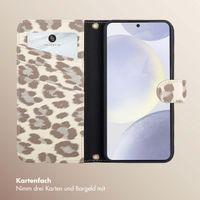 Selencia Sabi Klapphülle mit Leopardenmuster Samsung Galaxy S24 / S25 - Soft Ivory