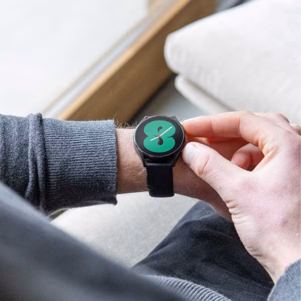 imoshion Silikonband für das  Fitbit Charge 5 / 6 - L - Schwarz