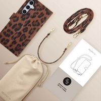 Selencia Sabi Klapphülle mit Leopardenmuster Samsung Galaxy A36 / A56 - Mocha Brown