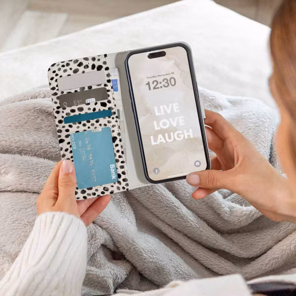 imoshion ﻿Design Klapphülle für das Apple iPhone SE (2022 / 2020) / 8 / 7 / 6(s) - Black And White Dots