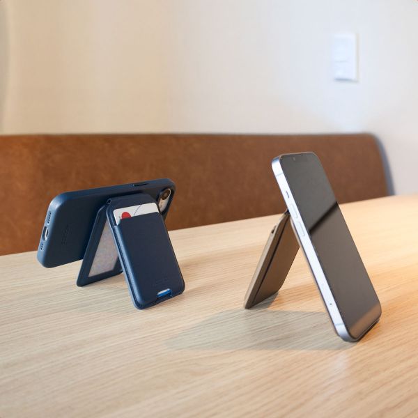 Accezz Leder-Wallet mit Standfunktion - Geeignet für MagSafe und Qi2 - Nightfall Blue