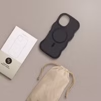 Selencia Wavy Backcover mit MagSafe Apple iPhone 17 - Schwarz