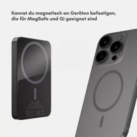 Selencia Vivid Powerbank 5.000 mAh - MagSafe und Qi - Black / Bonbon Stripe Blueberry
