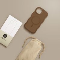 Selencia Wavy Backcover mit MagSafe Apple iPhone 14 / 13 - Mocha Brown