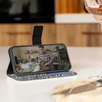 imoshion ﻿Design Klapphülle für das Apple iPhone SE (2022 / 2020) / 8 / 7 / 6(s) - Black And White