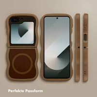 Selencia Wavy Backcover mit MagSafe Samsung Galaxy Z Flip 6 - Mocha Brown