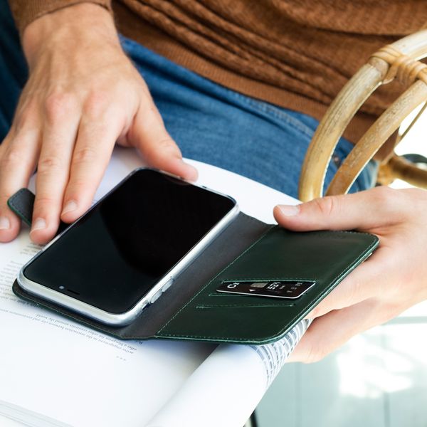 Selencia Echtleder Klapphülle Apple iPhone 11 - Grün