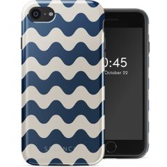 Selencia Vivid Tough Back Cover für das iPhone SE (2022 / 2020) / 8 / 7 - Wave Vibes Classic Blue