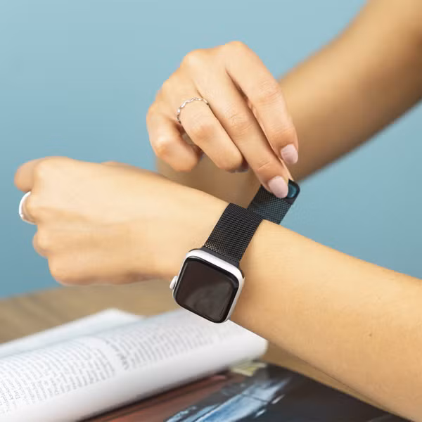 imoshion Magnetisches Milanaise Armband für das  Fitbit Versa 4/ 3 / Sense (2) - Schwarz