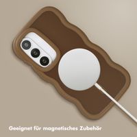 Selencia Wavy Backcover mit MagSafe Samsung Galaxy S26 - Mocha Brown