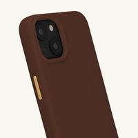 Selencia Rivièra MagSafe Backcover mit abnehmbaren Haken für das Apple iPhone 15 - Choco Brown + Satin Crush Handykette - Cosmic Candy