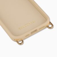 Selencia Rivièra MagSafe Backcover mit abnehmbaren Haken für das Apple iPhone 17e / 16e - Milky Latte + Satin Stone Handykette - Brown