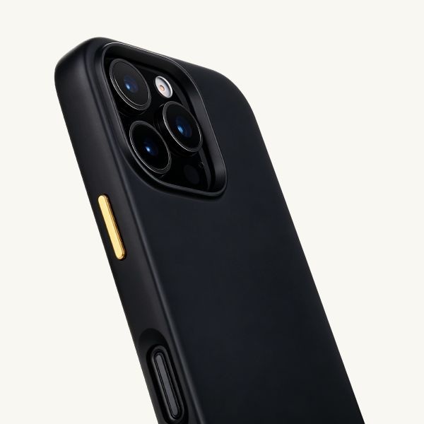 Selencia Rivièra MagSafe Backcover mit abnehmbaren Haken für das Apple iPhone 16 Pro Max - Velvet Black + Sleek Chain Handykette - Gold