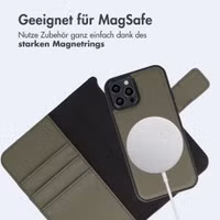 imoshion Herausnehmbare 2-in-1 Luxus-Bookcase Apple iPhone 12 (Pro) - Grün