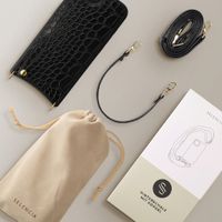 Selencia Nova Croco HandyHülle mit Kordel und Kartenhalter Apple iPhone 17e / 16e - Schwarz
