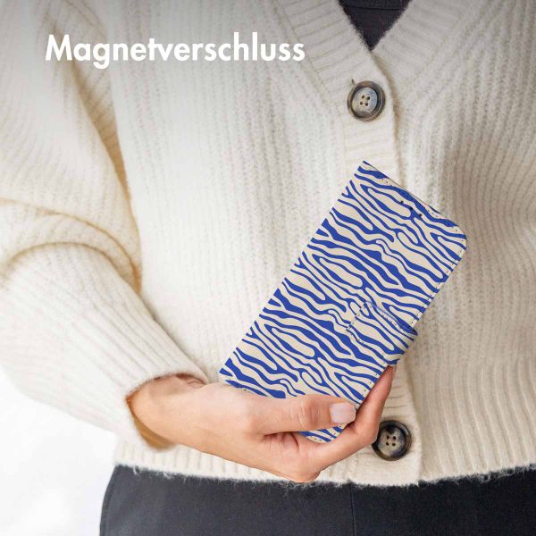 imoshion ﻿Design Klapphülle für das Samsung Galaxy S23 - White Blue Stripes