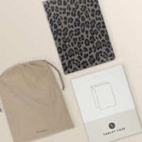 Selencia Sabi Klapphülle mit Leopardenmuster Samsung Galaxy Tab A11 Plus - Midnight Black