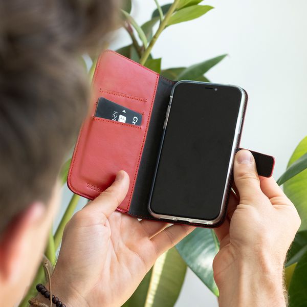Selencia Echtleder Klapphülle Rot für das Samsung Galaxy J6 Plus