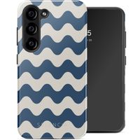 Selencia Vivid Tough Back Cover für das Samsung Galaxy S23 - Wave Vibes Classic Blue