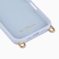 Selencia Rivièra MagSafe Backcover mit abnehmbaren Haken für das Apple iPhone 17 - Powder Blue + Bold Chain Handykette - Gold