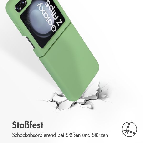 Accezz Liquid Silikoncase für das Samsung Galaxy Z Flip 5 - Grün