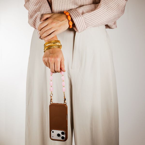 Selencia Rivièra MagSafe Backcover mit abnehmbaren Haken für das Apple iPhone 12 / 12 Pro - Choco Brown + Satin Crush Handykette - Cosmic Candy