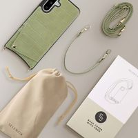 Selencia Nova Croco Back Cover mit Band und Kartenfach für das Samsung Galaxy A36 / A56 - Sage Green