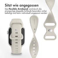 imoshion Graviertes Silikonarmband für die Apple Watch Series 1-10 / SE / Ultra (2) (44/45/46/49 mm) - Sternenlicht