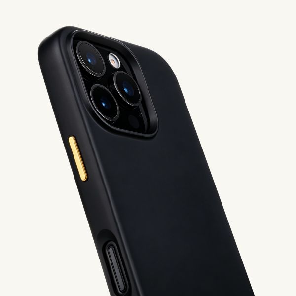 Selencia Rivièra MagSafe Backcover mit abnehmbaren Haken für das Apple iPhone 16 Pro - Velvet Black + Sleek Chain Handykette - Gold
