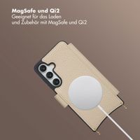 Selencia Riva Bookcase mit MagSafe und Handgelenkband Samsung Galaxy S24 / S25 - Beige