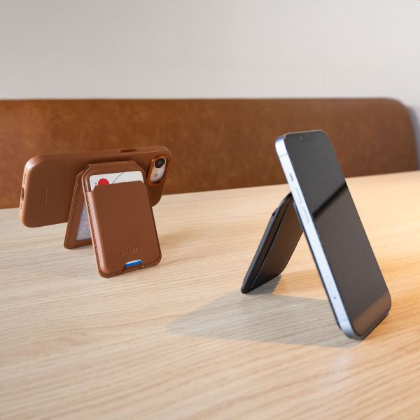 Accezz Leder-Wallet mit Standfunktion - Geeignet für MagSafe und Qi2 - Sienna Brown