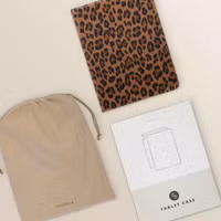 Selencia Sabi Klapphülle mit Leopardenmuster Apple iPad Air 11 Zoll (2025) M3 / (2024) M2 / Air 5 (2022) / Air 4 (2020) - Mocha Brown