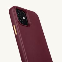 Selencia Rivièra MagSafe Backcover mit abnehmbaren Haken für das Apple iPhone 12 / 12 Pro - Bold Burgundy + Sorbet Pop Handykette - Pink