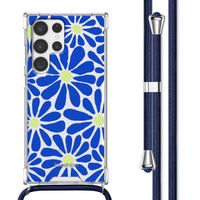 imoshion Design Hülle mit Band für das Samsung Galaxy S22 Ultra - Cobalt Blue Flowers Connect