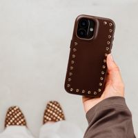 Selencia Studs Backcover mit MagSafe Apple iPhone 15 - Cacao Crush