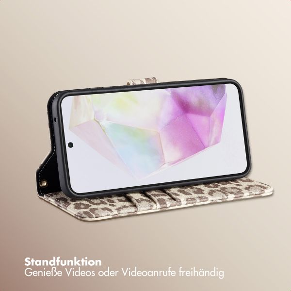 Selencia Sabi Klapphülle mit Leopardenmuster Samsung Galaxy A35 - Soft Ivory