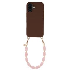 Selencia Rivièra MagSafe Backcover mit abnehmbaren Haken für das Apple iPhone 16 - Choco Brown + Satin Crush Handykette - Cosmic Candy