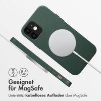 Accezz MagSafe Leather Backcover für das iPhone 12 (Pro) - Cedar Green