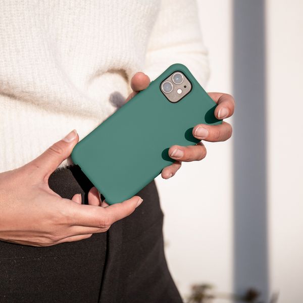 imoshion Color Backcover mit abnehmbarem Handykette und MagSafe Apple iPhone 12 (Pro) - Dunkelgrün