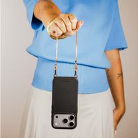 Selencia Rivièra MagSafe Backcover mit abnehmbaren Haken für das Apple iPhone 17 Pro - Velvet Black + Sleek Chain Handykette - Gold